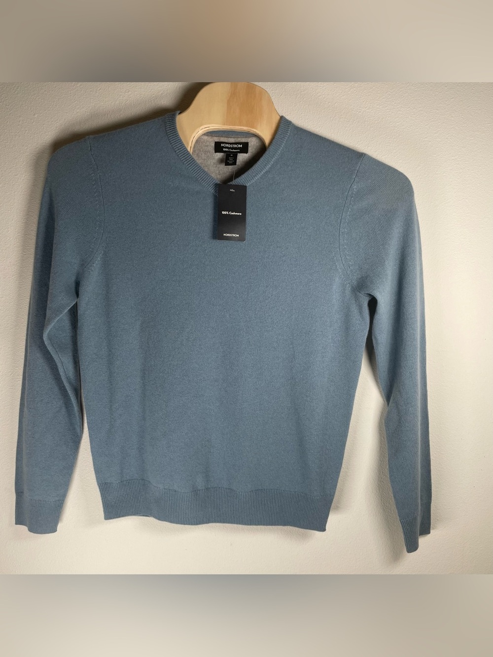 NEW Nordstrom Men 100% Cashmere Sweater size M  V-Neck Light Blue Timeless